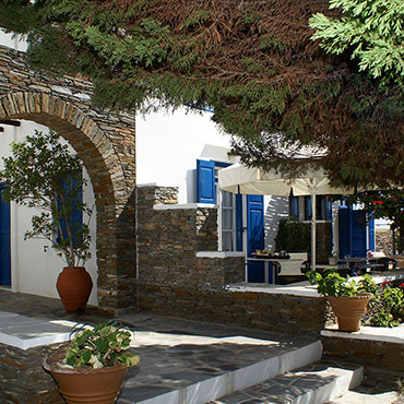 Un arco di pietra all'hotel Fassolou