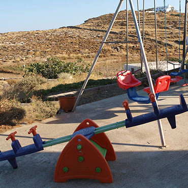 L'aire de jeux de l'hôtel Fassolou à Sifnos