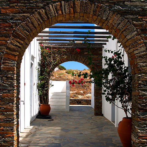 Un ingresso con arco in pietra al Fassolou hotel Sifnos